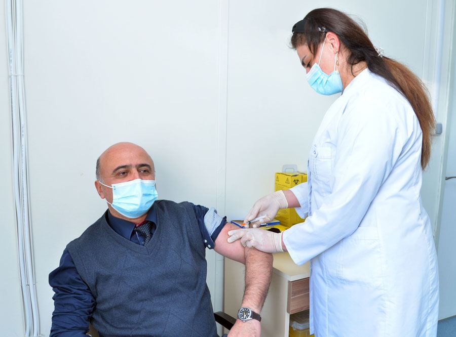 Коллектив Управления образования Баку подключился к процессу вакцинации (ФОТО)