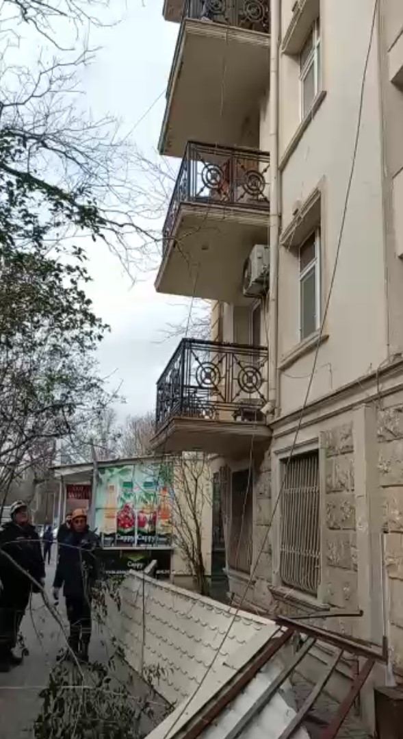 Сильный ветер привел к последствиям на улицах Баку — МЧС (ФОТО/ВИДЕО)