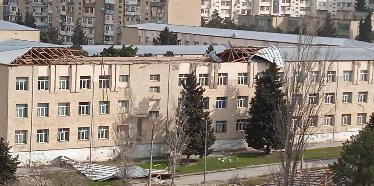 В Баку сильный ветер снес крышу школы (ФОТО/ВИДЕО) (Обновлено)