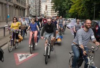 Свыше 700 велосипедистов провели в Брюсселе акцию протеста против карантина