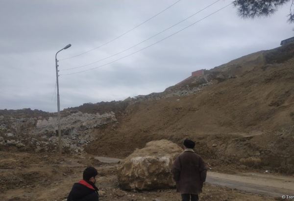 Сотрудники минэкологии Азербайджана произвели осмотр территории оползня в бакинском поселке