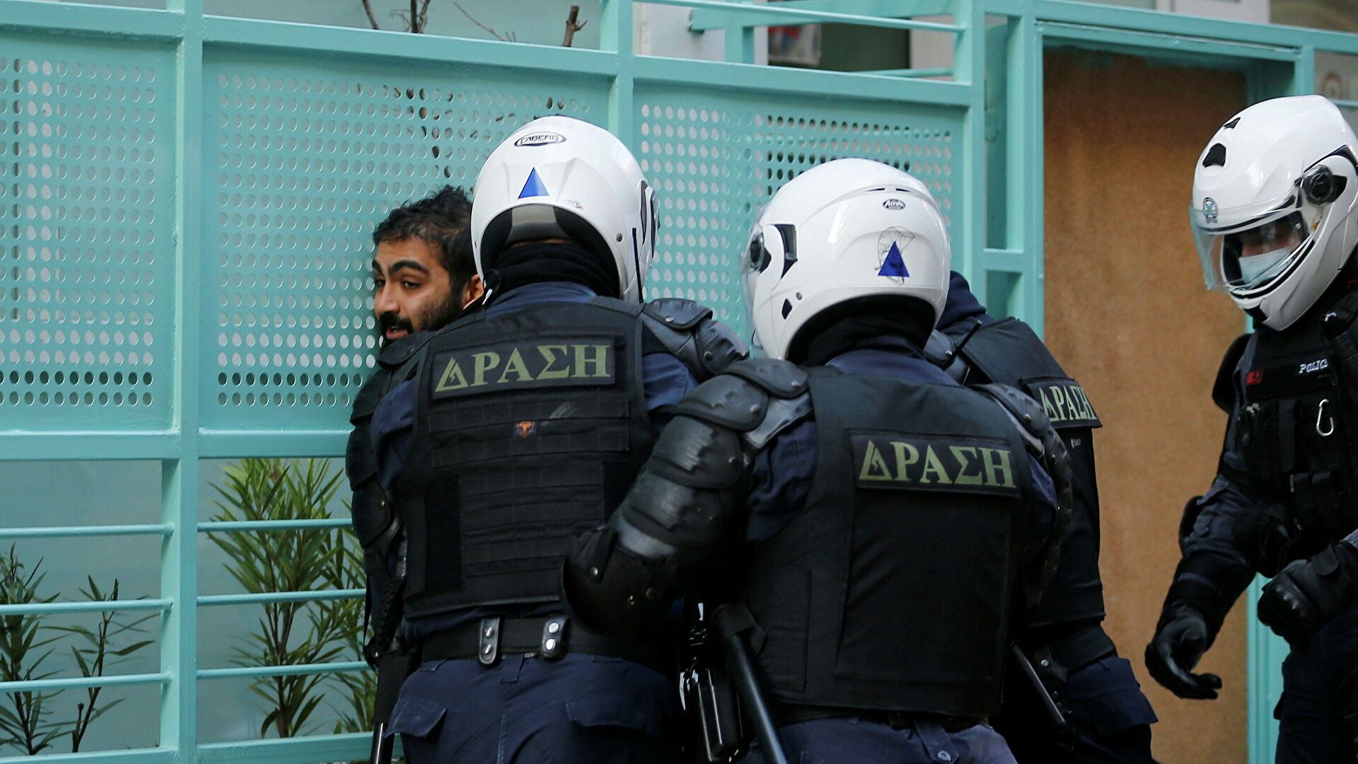 Полицейские в Афинах разогнали участников митинга против карантинных мер