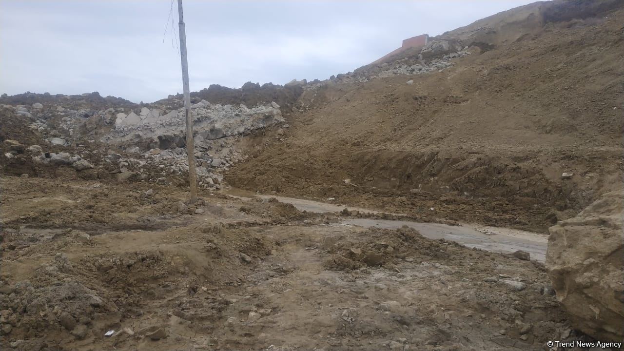 В зоне оползня в Бадамдаре бурятся три дренажные скважины - МЧС Азербайджана