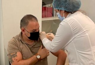 Заслуженный артист Азербайджана Адалят Шукуров прошел вакцинацию от COVID-19 (ФОТО)