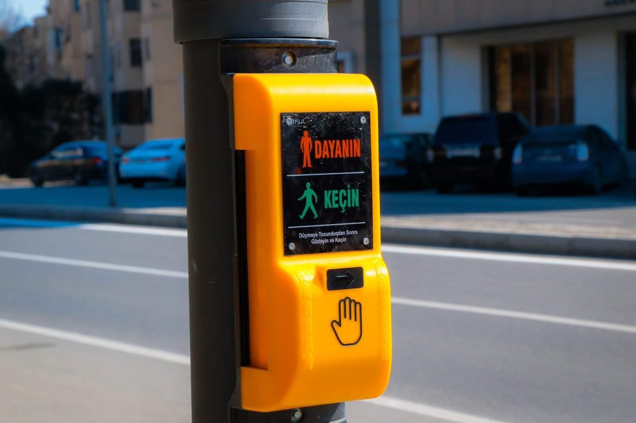 В Баку  появился еще один регулируемый пешеходный переход (ФОТО)