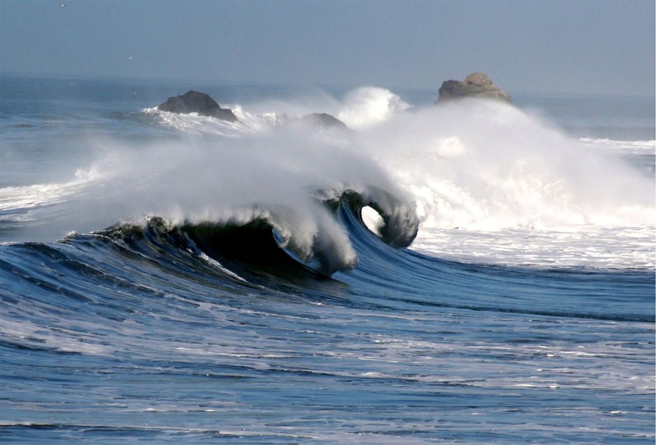 Высота волн в Каспийском море достигла 3 метров