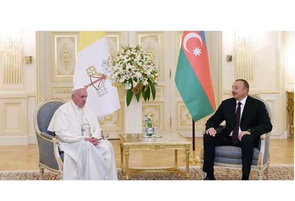 Президент Ильхам Алиев направил поздравительное письмо Папе Римскому Франциску