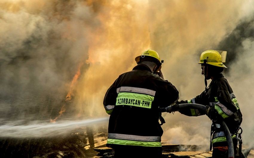 Четыре человека отравились дымом в результате пожара в Баку