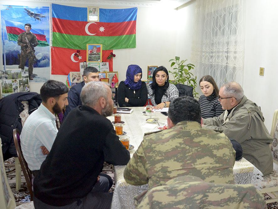 Представители Минобороны Азербайджана и местных органов ИВ продолжают навещать семьи шехидов (ФОТО)