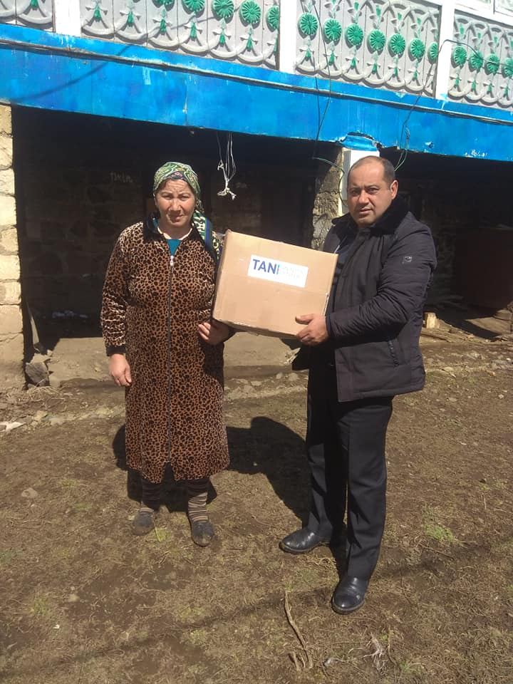 Milli Məclisin deputatı Arzu Nağıyev seçicilərinə bayramqabağı ərzaq yardımı edir (FOTO)
