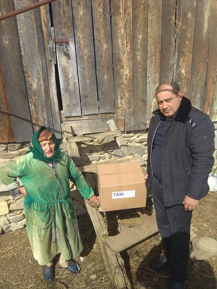Milli Məclisin deputatı Arzu Nağıyev seçicilərinə bayramqabağı ərzaq yardımı edir (FOTO)