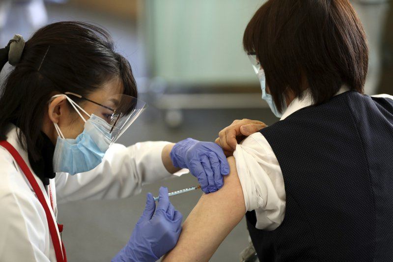 Япония может сократить интервал между второй и третьей дозой вакцины от COVID-19