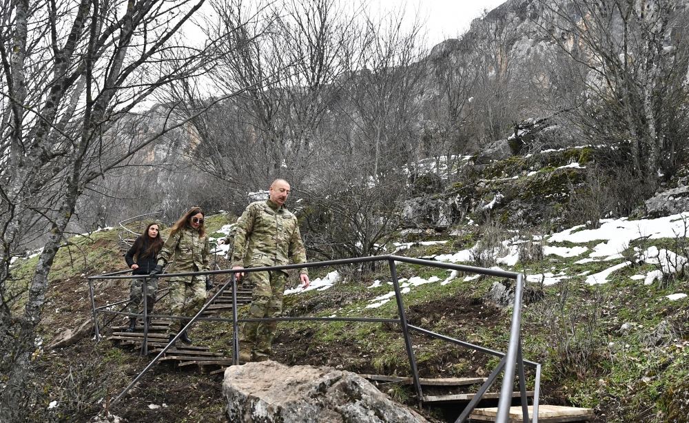 Prezident İlham Əliyev və birinci xanım Mehriban Əliyeva Azıx mağarasında (FOTO/VİDEO) - Gallery Image
