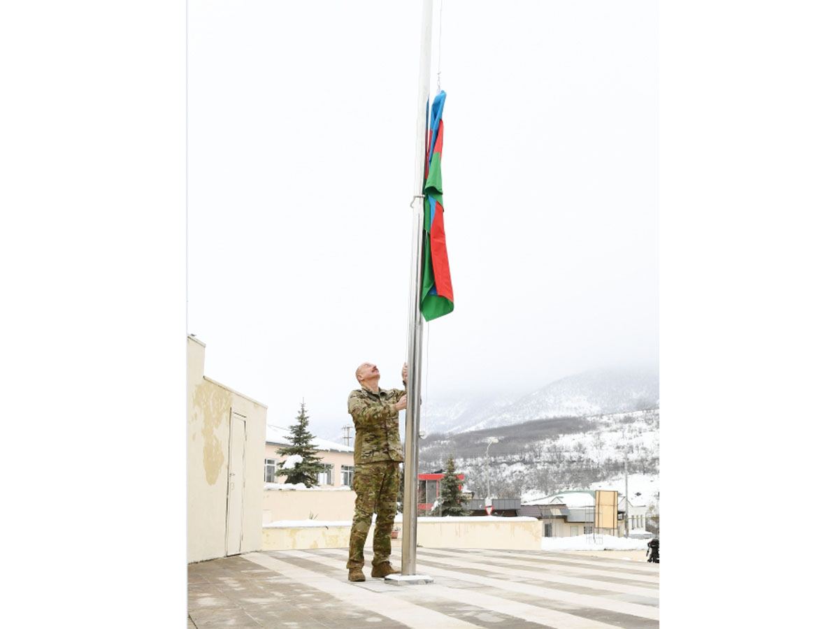 Президент Ильхам Алиев поднял флаг Азербайджана в Гадруте (ФОТО)