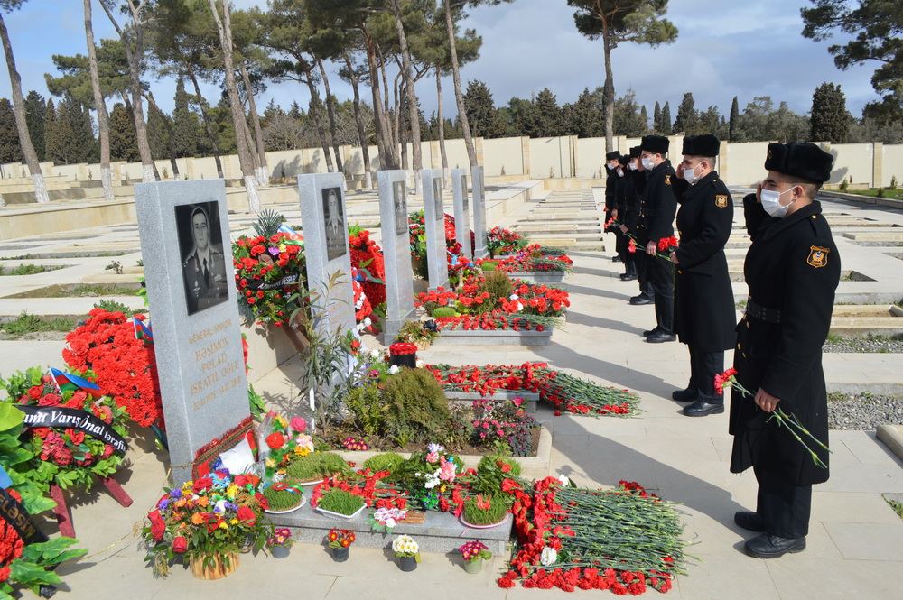 Военнослужащие азербайджанской армии посетили могилы шехидов, павших во имя Родины (ФОТО)