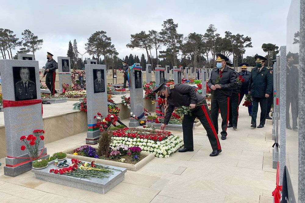 Руководство министерства обороны посетило вторую Аллею почетного захоронения по случаю праздника Новруз (ФОТО)