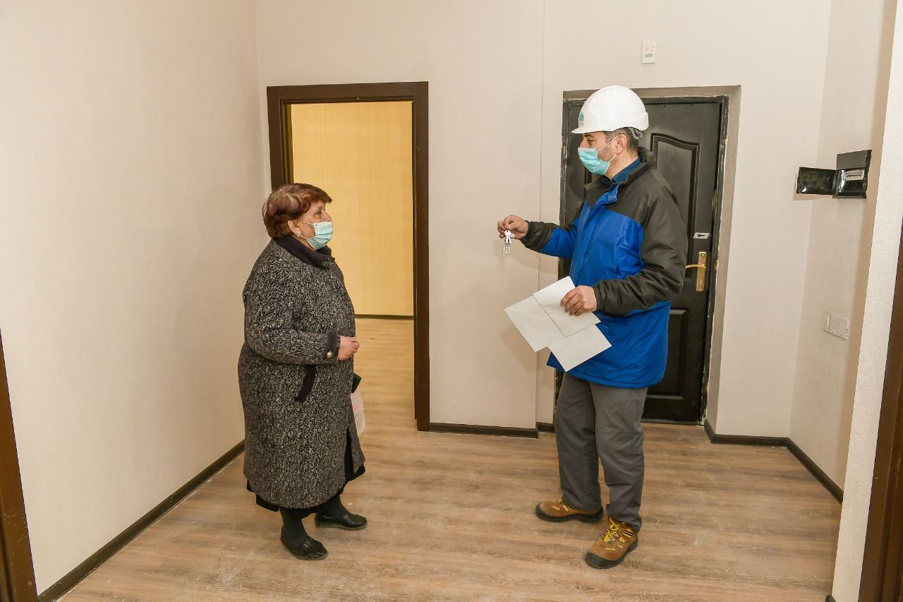 Группе граждан, чьи дома разрушены вследствие ракетных ударов Армении по Гяндже, предоставлены новые квартиры (ФОТО) - Gallery Image
