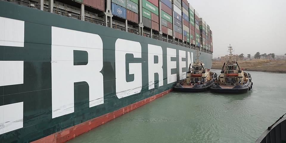 В управлении Суэцкого канала сообщили, что постараются снять с мели судно без разгрузки