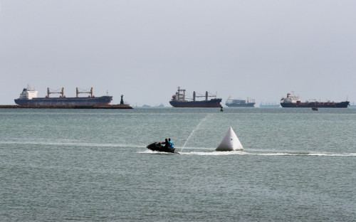 Суэцкий канал вновь перегорожен танкером