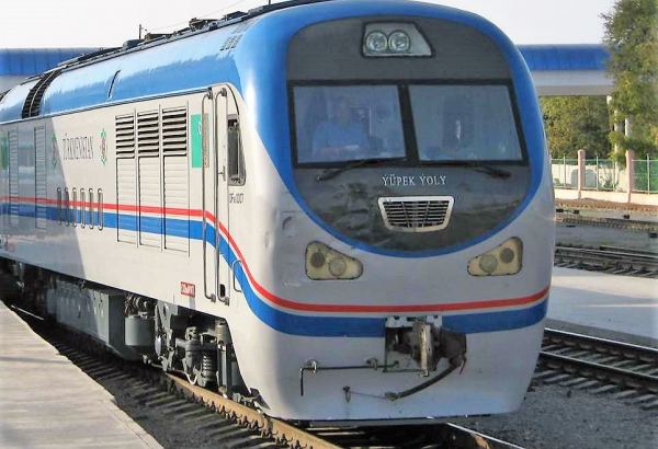 Turkmenistan delivers new passenger, cargo locomotives from Russia
