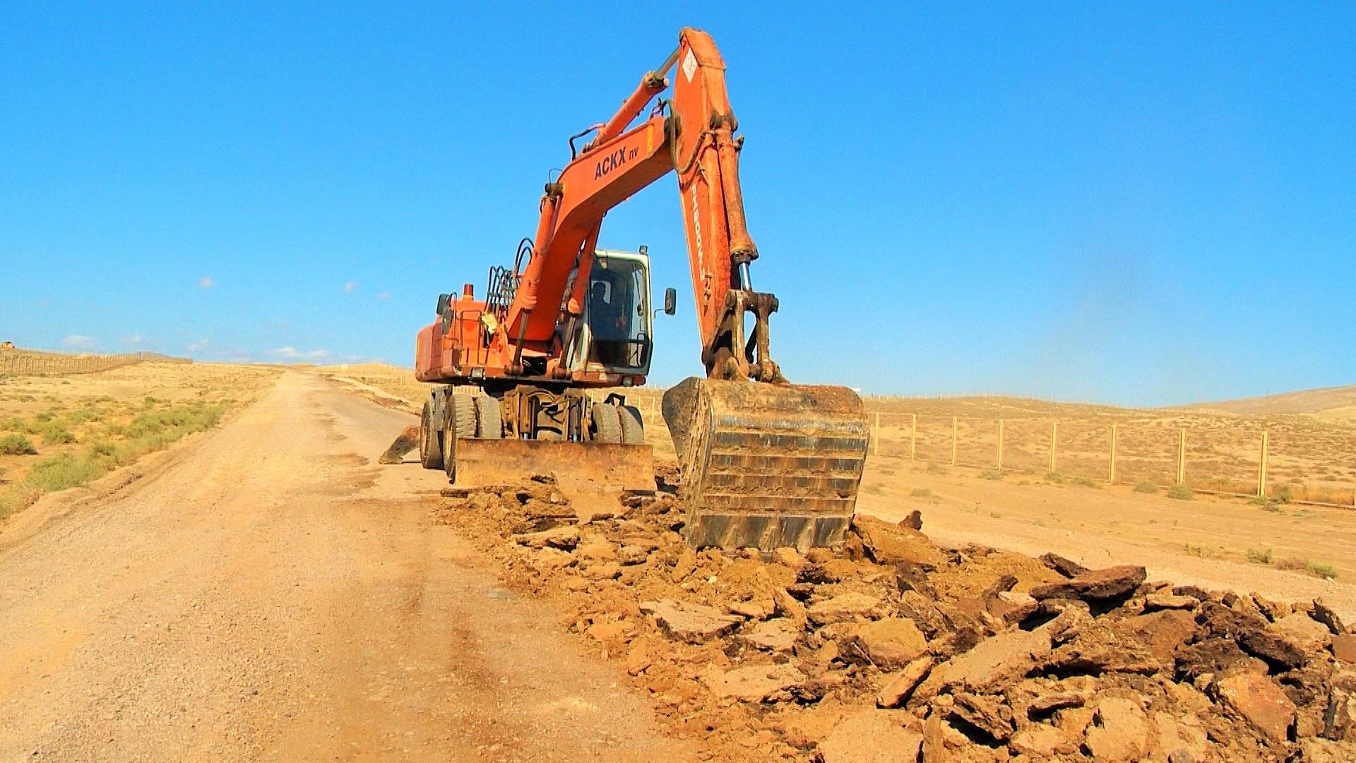 На Абшероне строят дорогу к грязевым вулканам (ФОТО)