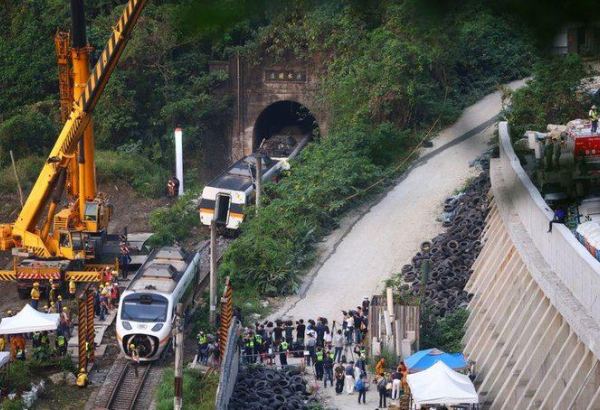 На Тайване спасатели начали расчистку путей на месте железнодорожной катастрофы