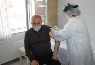 Göyçayın icra başçısı koronavirusa qarşı peyvənd olundu (FOTO)