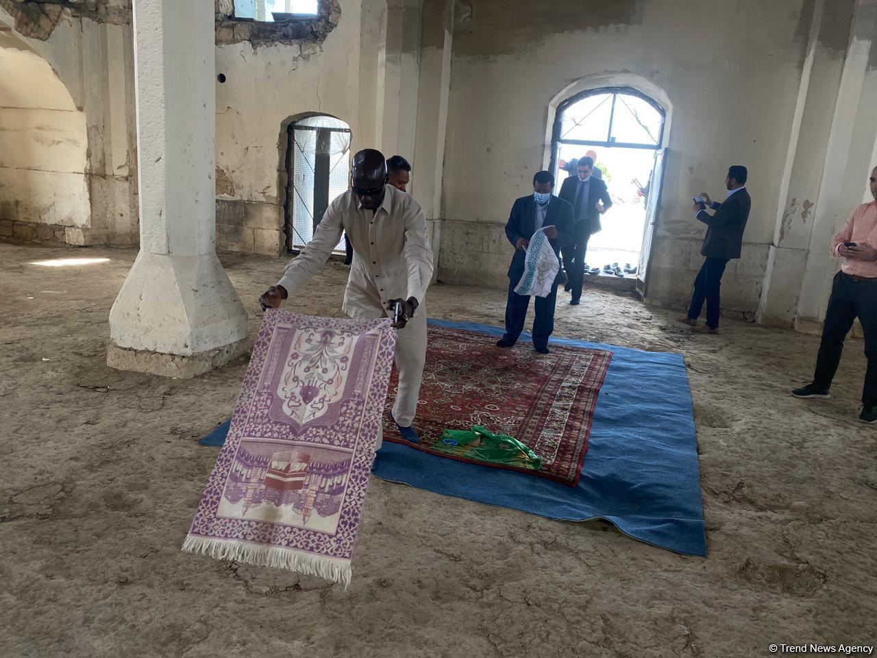 İƏT nümayəndələri Ağdam məscidində namaz qılıblar (FOTO) - Gallery Image