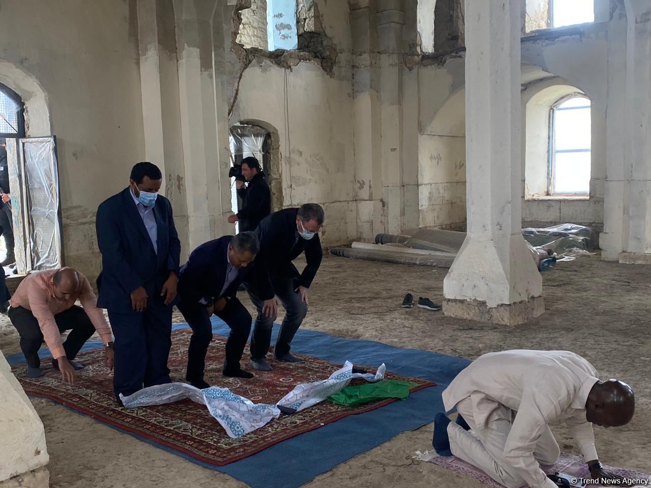 OIC reps pray in Juma Mosque during visit to Azerbaijan’s Aghdam district (PHOTO/VIDEO)