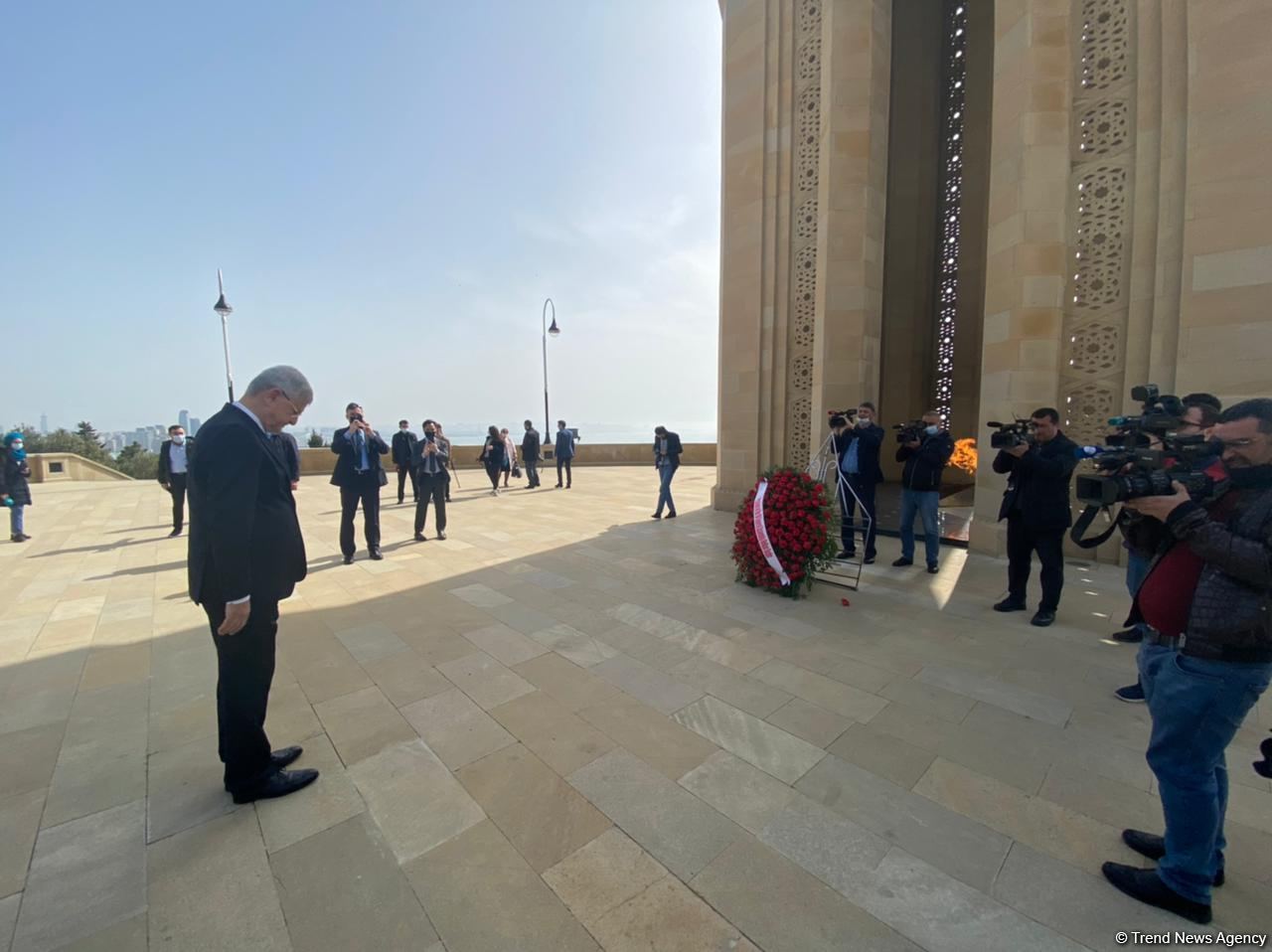 UN General Assembly chairman visits grave of Azerbaijani National Leader Heydar Aliyev (PHOTO)