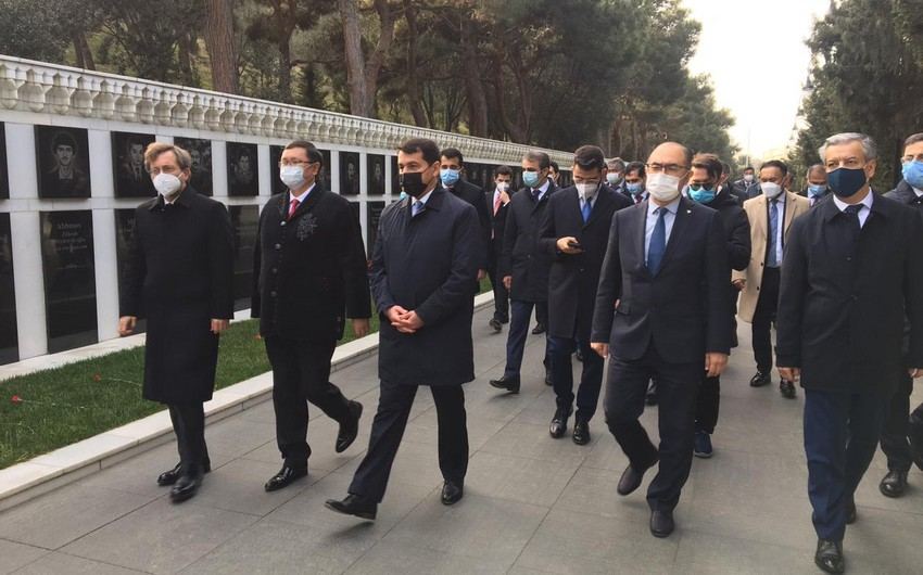Ответственные по медиа представители Тюркского совета посетили Аллею почетного захоронения и Аллею шехидов в Баку (ФОТО)