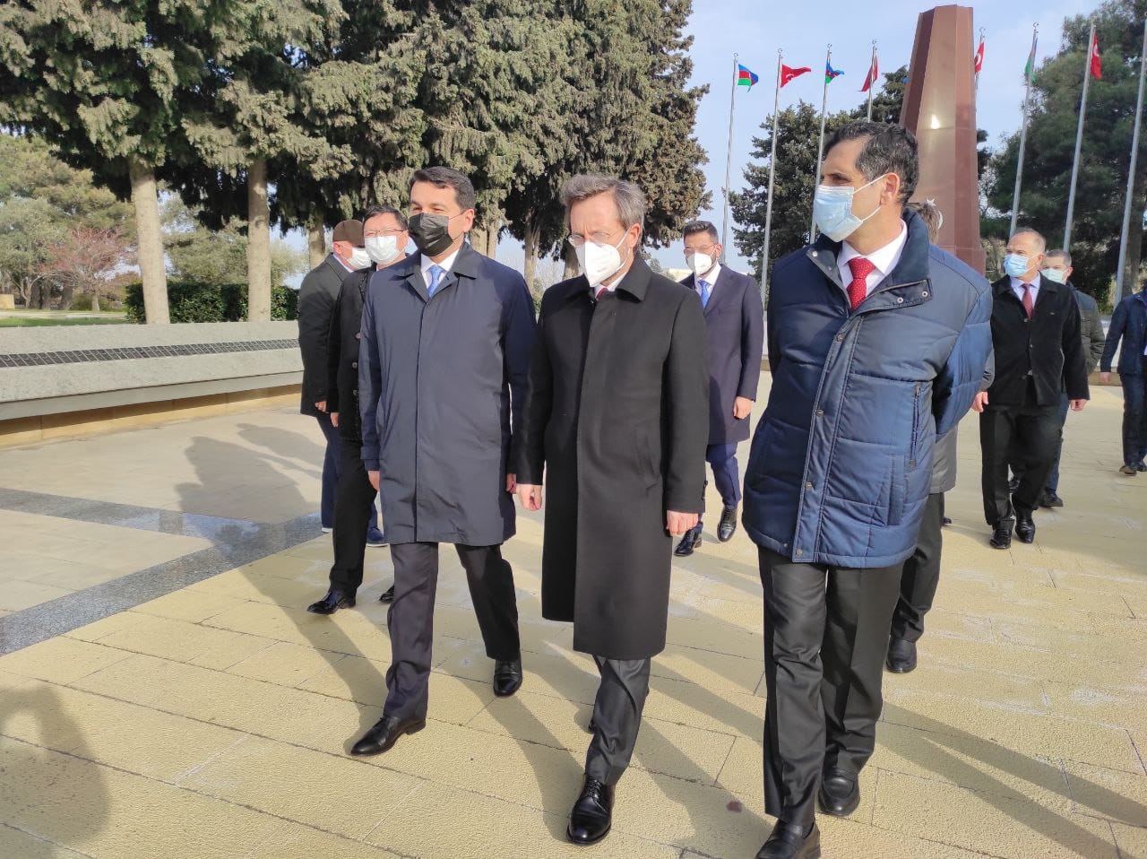 Ответственные по медиа представители Тюркского совета посетили Аллею почетного захоронения и Аллею шехидов в Баку (ФОТО)