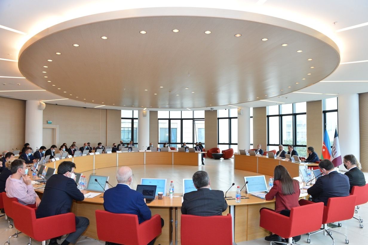 Глава МИД Азербайджана принял участие в круглом столе, организованном Университетом АДА (ФОТО)