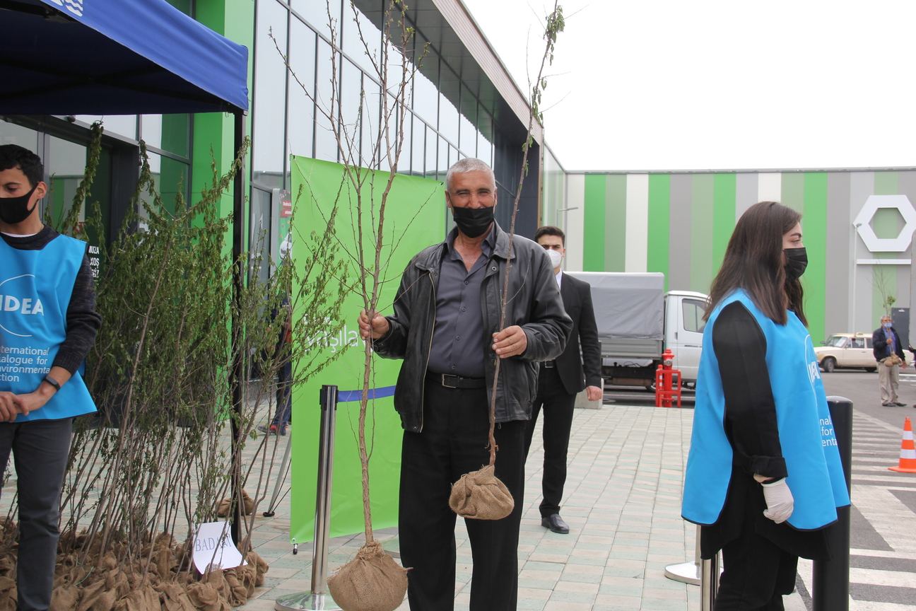 В рамках "Зеленого марафона" жителям Шамкира розданы саженцы деревьев (ФОТО)
