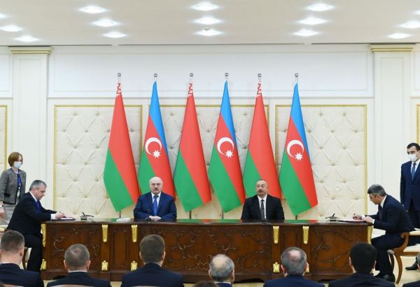 Azerbaijani, Belarusian presidents sign bilateral documents (PHOTO)