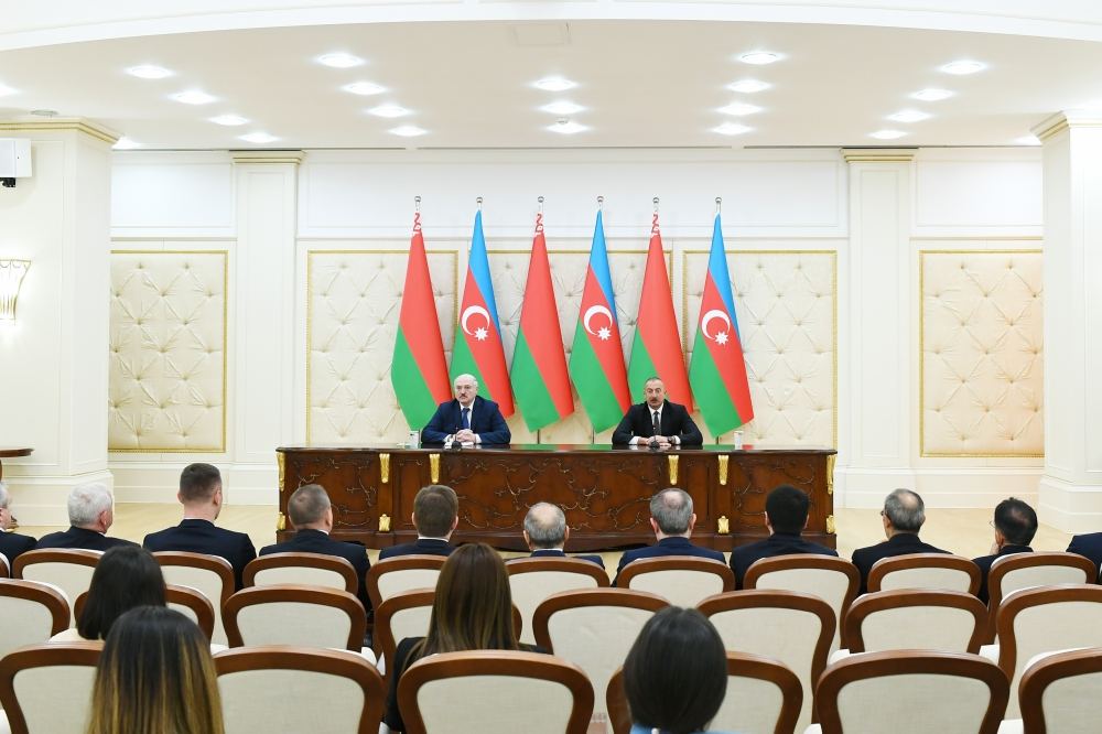 Президенты Азербайджана и Беларуси выступили с заявлениями для печати
(ФОТО) (версия 2)