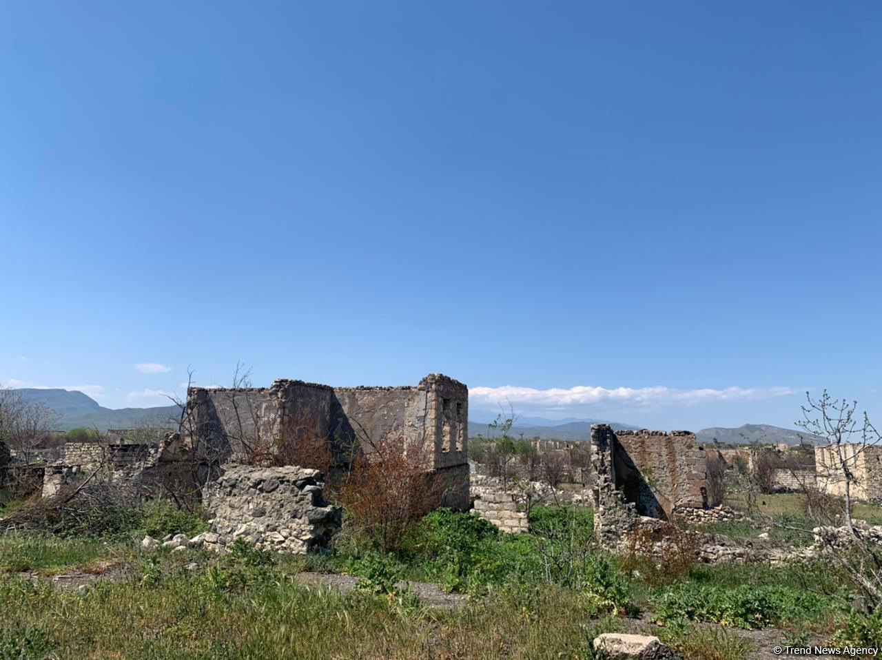 Группа азербайджанских журналистов совершила поездку в Агдам (ФОТО)