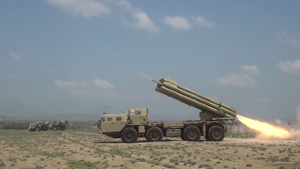 Raket-artilleriya batareyalarının döyüş atışlı taktiki təlimləri keçirilir (FOTO/VİDEO)