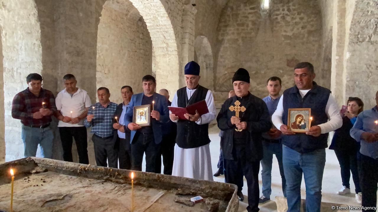 Члены Албано-удинской христианской религиозной общины Азербайджана в древнем албанском храме в селе Туг - Trend TV (ФОТО)