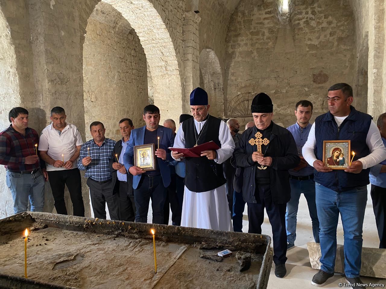 Члены Албано-удинской христианской религиозной общины Азербайджана в древнем албанском храме в селе Туг - Trend TV (ФОТО)