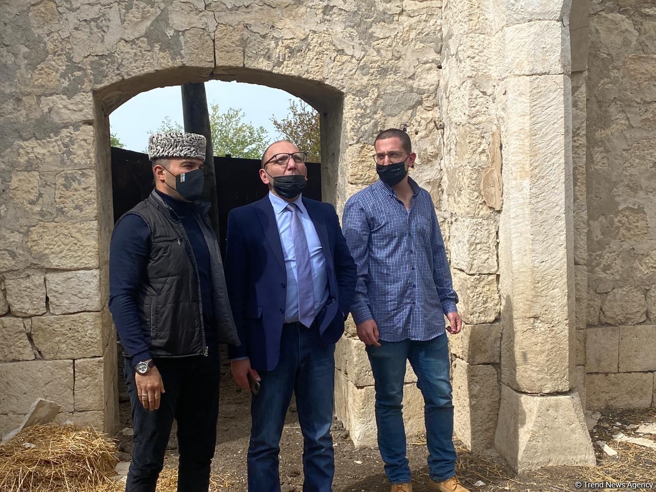 İsrailli jurnalistlər Ağdamda ermənilərin dağıtdığı iki məscidi ziyarət ediblər - Trend TV-nin REPORTAJI
