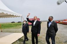 Президент Ильхам Алиев посмотрел процесс посева на хлопковом поле фермера Эльшана Халилова (ФОТО)