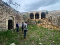Израильские журналисты посетили караван-сарай в Физули, превращенный армянами во время оккупации в хлев (ФОТО)