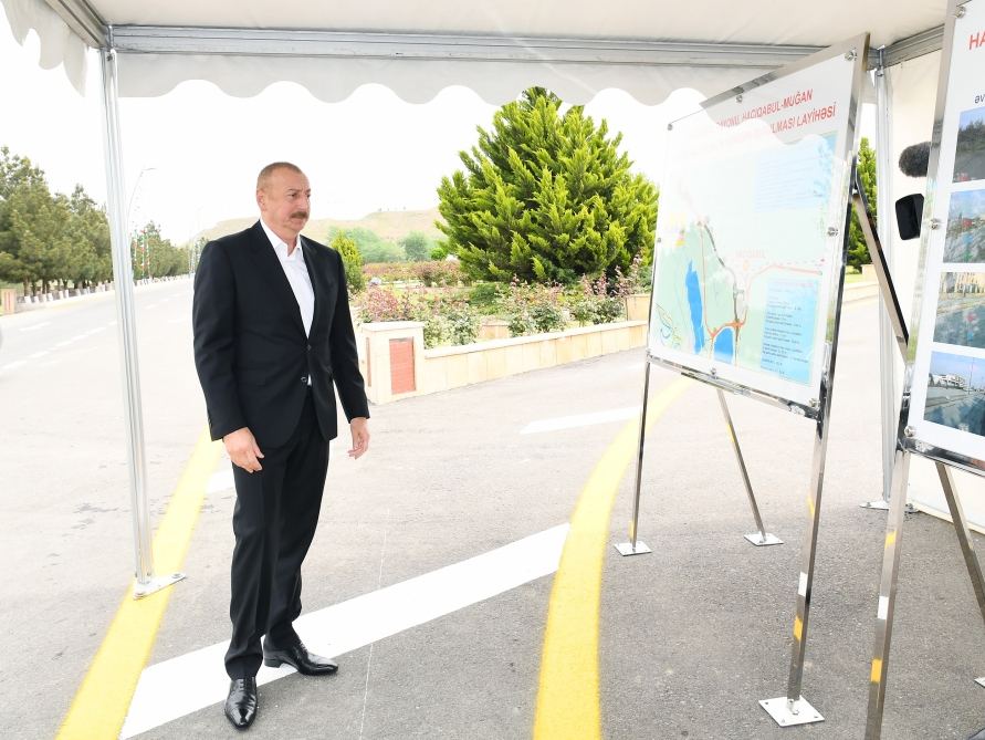 Президент Ильхам Алиев принял участие в мероприятии в связи со сдачей в эксплуатацию после реконструкции автодороги Гаджигабул-Муганлы (ФОТО) (Версия 2)