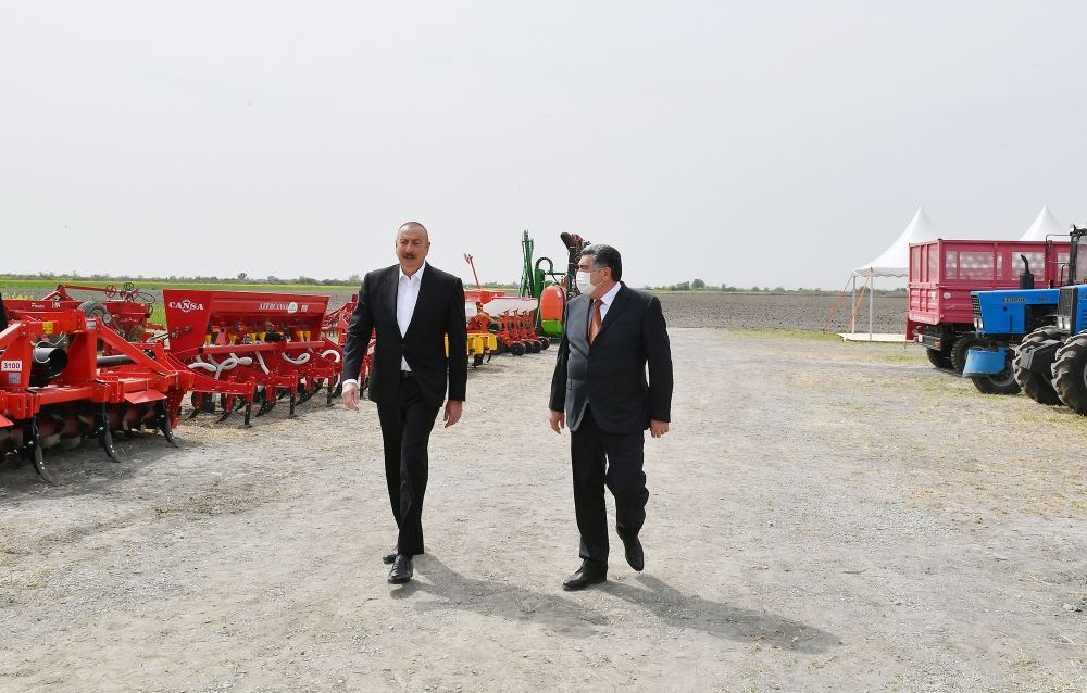 Президент Ильхам Алиев посмотрел процесс посева на хлопковом поле фермера Эльшана Халилова (ФОТО)