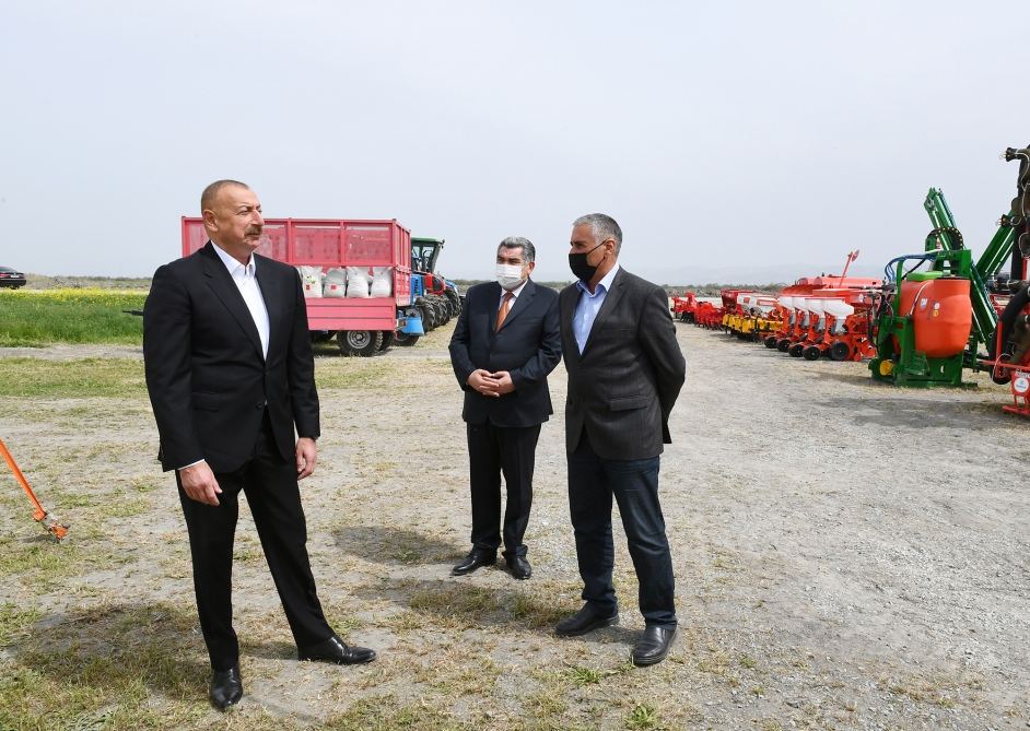 Президент Ильхам Алиев посмотрел процесс посева на хлопковом поле фермера Эльшана Халилова (ФОТО) (Версия 2)