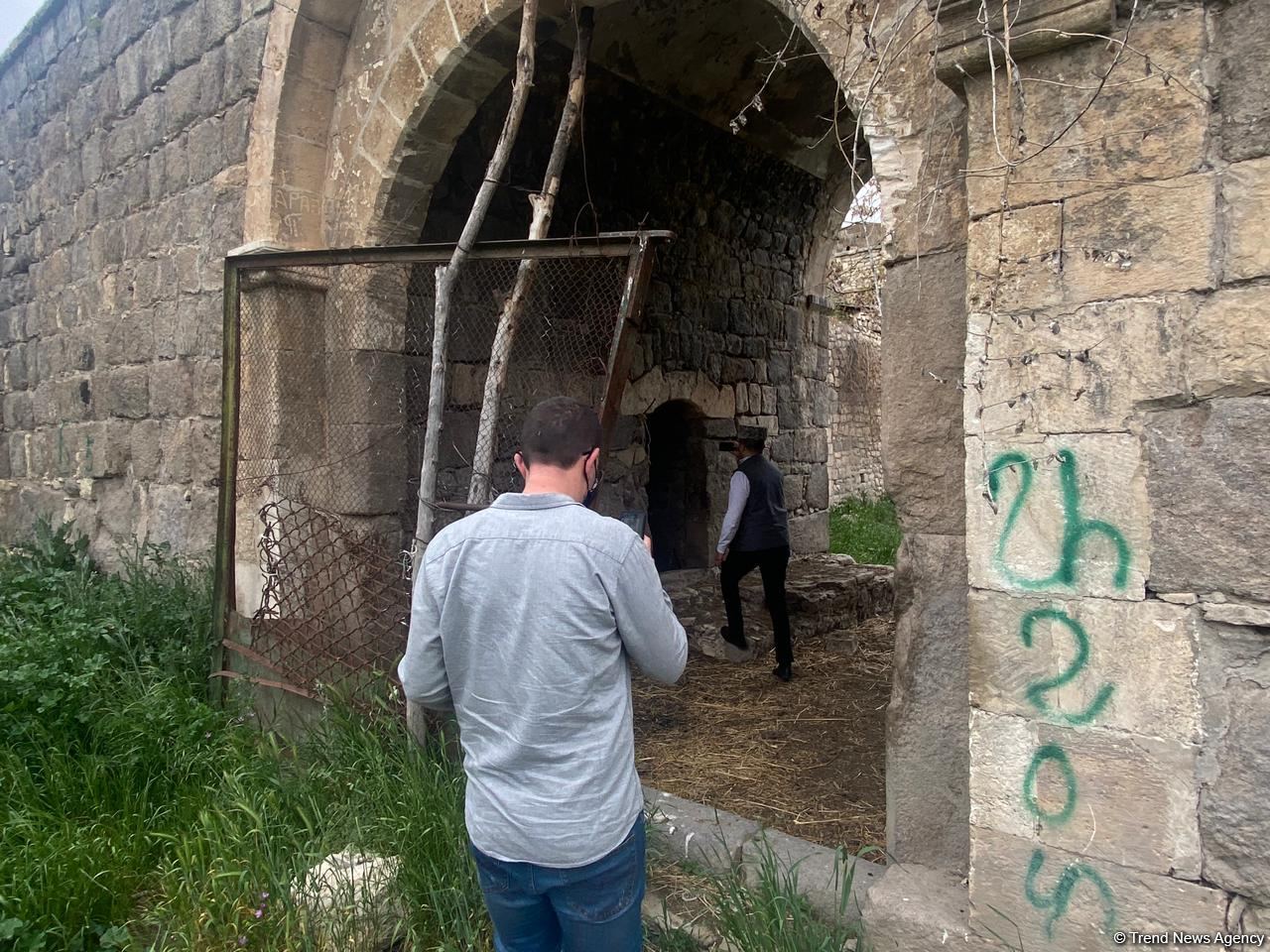Israeli journalists visit roadside inn in Azerbaijan’s Fuzuli, turned into barn by Armenians during occupation (PHOTO)