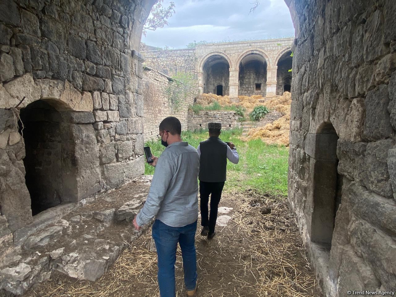 Israeli journalists visit roadside inn in Azerbaijan’s Fuzuli, turned into barn by Armenians during occupation (PHOTO)