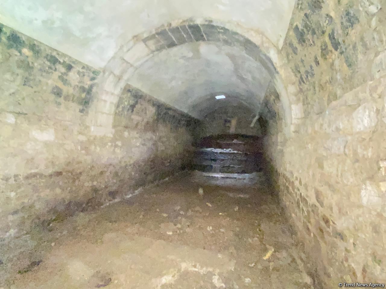 Israeli journalists visit roadside inn in Azerbaijan’s Fuzuli, turned into barn by Armenians during occupation (PHOTO)