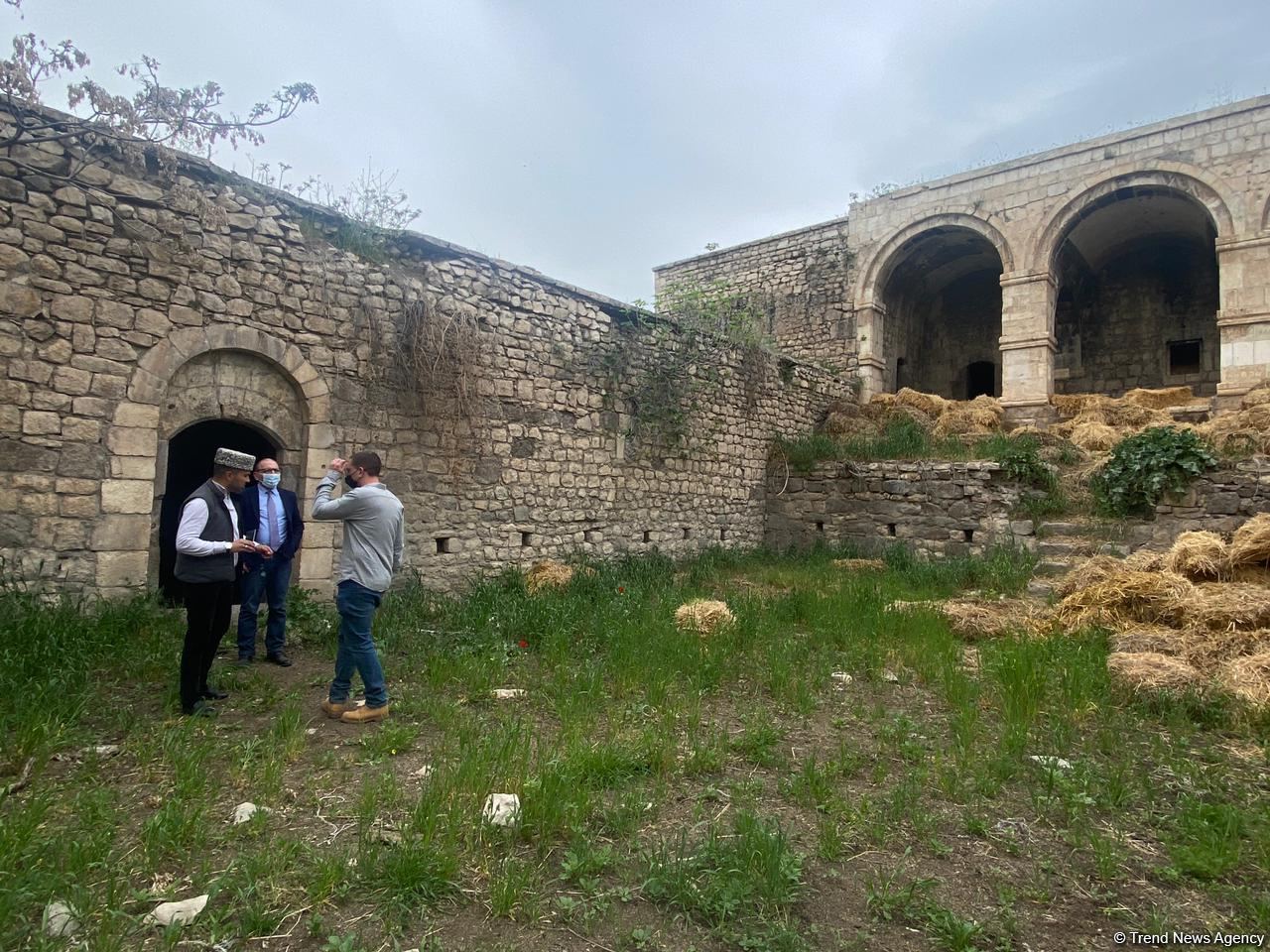 Израильские журналисты посетили караван-сарай в Физули, превращенный армянами во время оккупации в хлев (ФОТО)